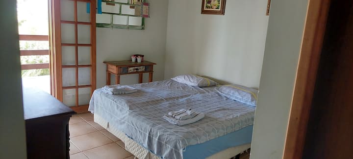 suite lit double et commode , l'une des portes est pour un balcon de 1,10 m de large 