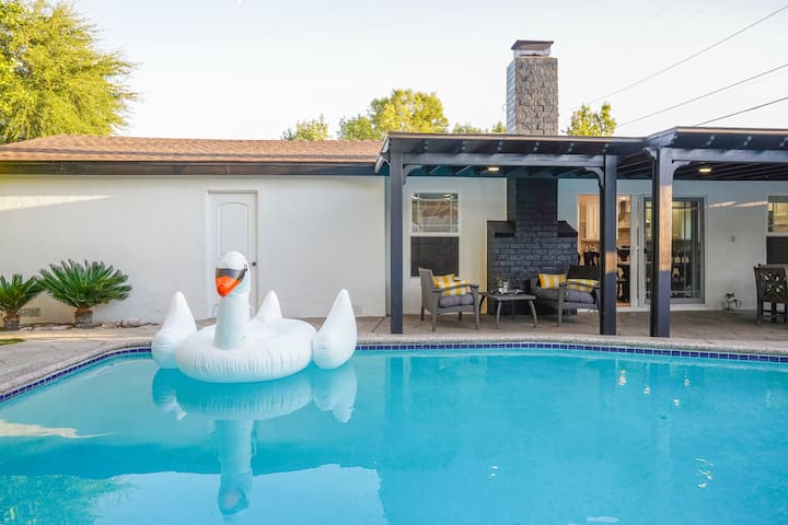 West Hills 4BR House + Pool & Workspace