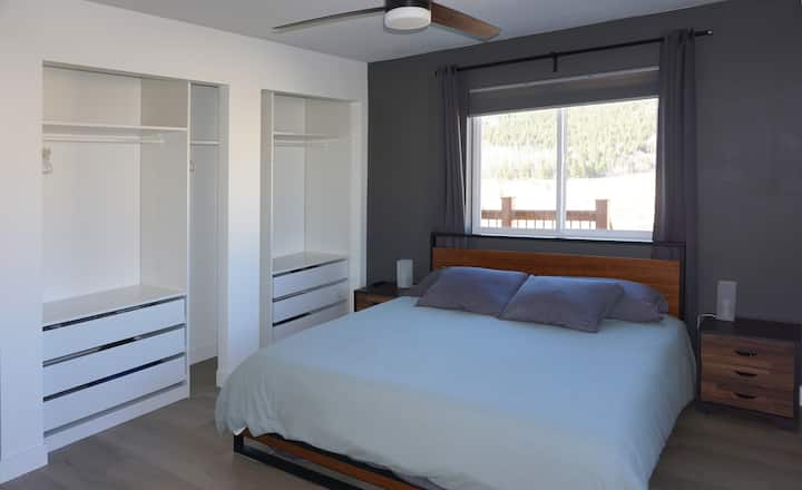 Glavna spavaća soba ima dovoljno prostora za odjeću.