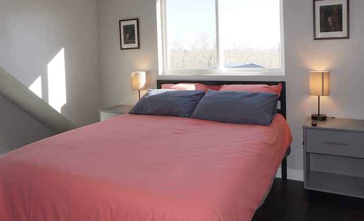 Spavaća soba u potkrovlju (istok). Ova soba ima TV.