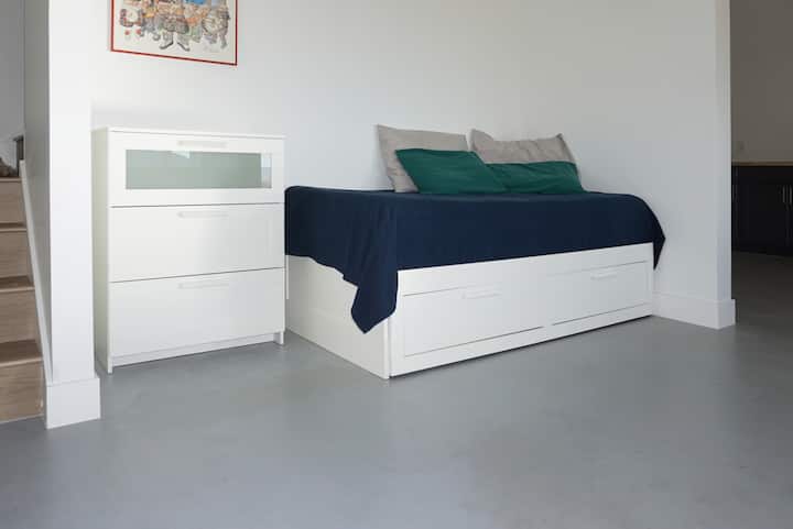 Izvucite bračni krevet u podrumu.