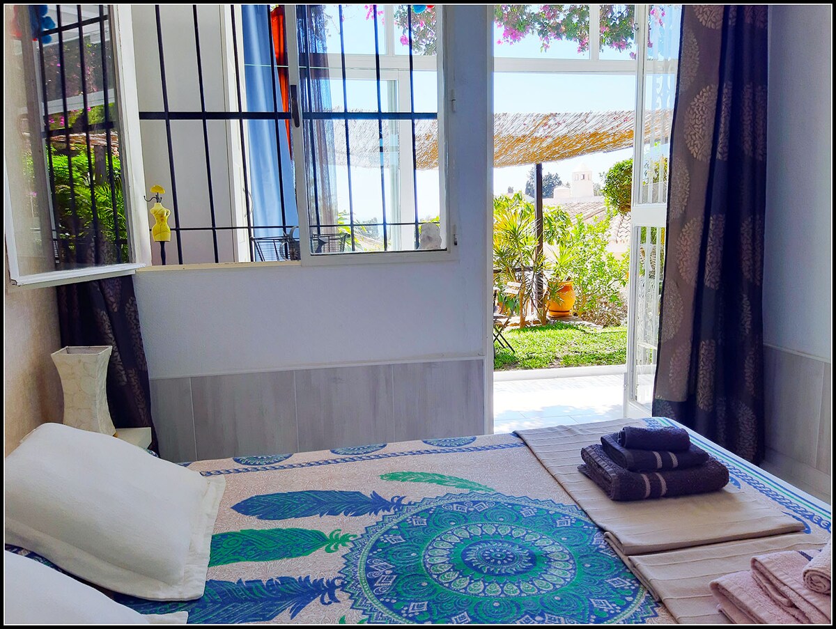 1. spálňa - ÁZIA - 
výhľad na záhradu.