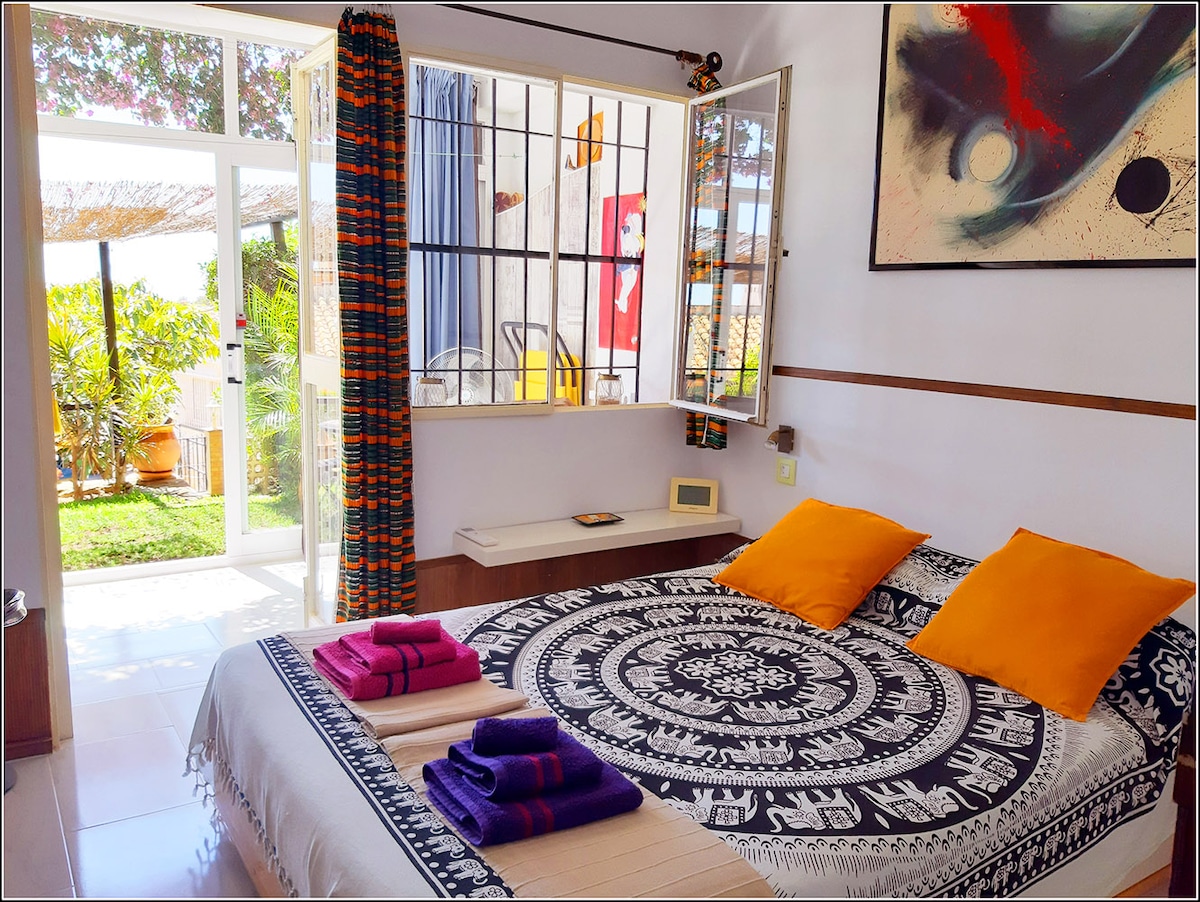 2. spálňa -  AFRIKA - 
s výhľadom na záhradu.