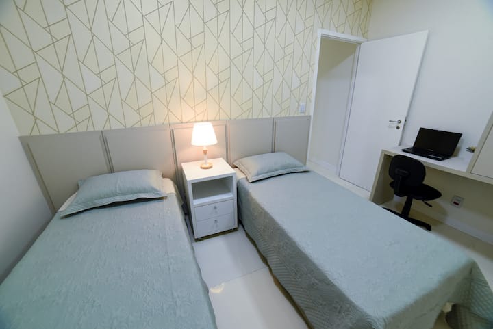 Demi-suite s 02 kreveta za jednu osobu (kutija), ormarom, televizorom, klima-uređajem i stolom za bilježnice