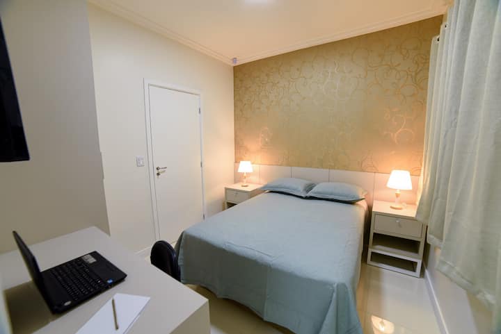 Apartman s bračnim krevetom (opruga), klima-uređajem, TV-om, ormarom i prostorom prikladnim za prijenosno računalo