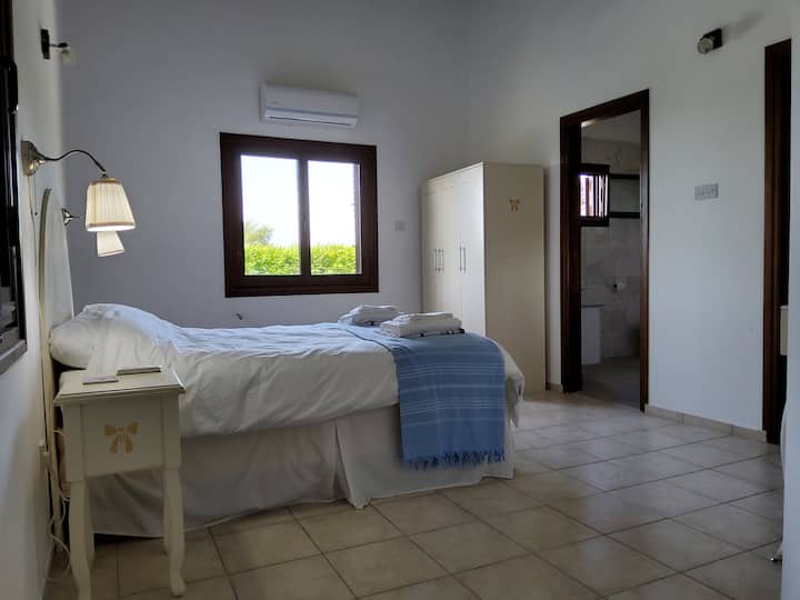 Dormitorio principal con baño en suite