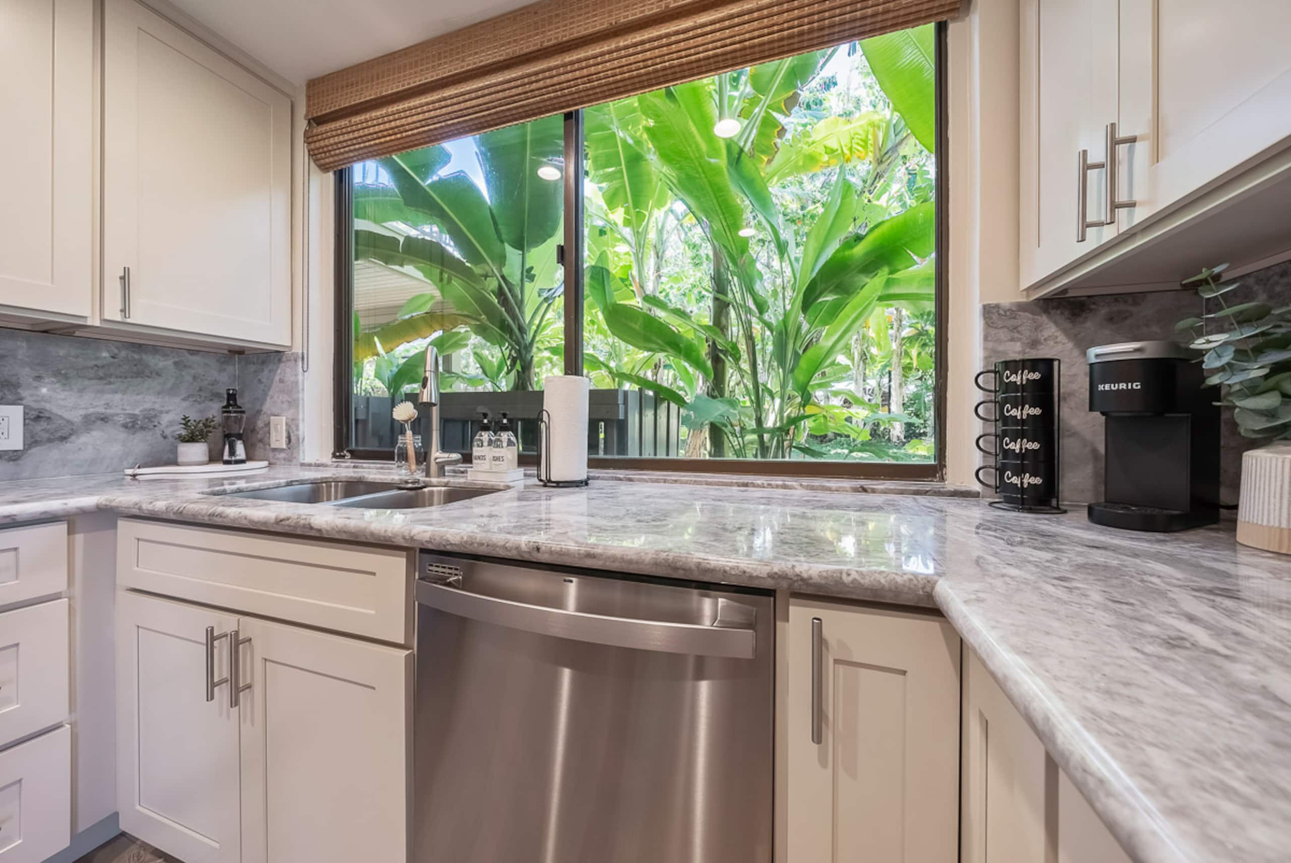Condo in Lahaina · ★4.99 · 1 bedroom · 2 beds · 2 baths - Image 11