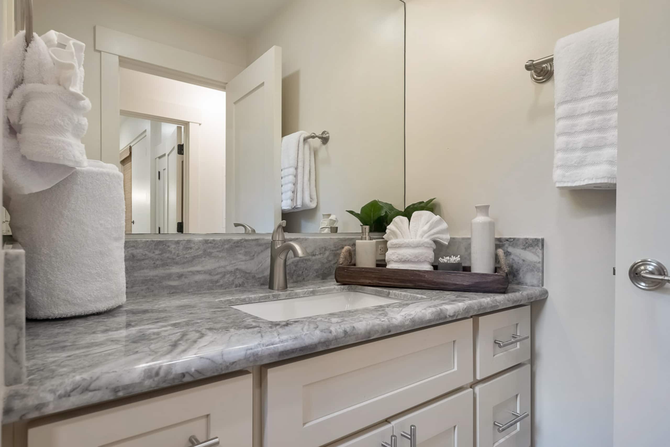 Condo in Lahaina · ★4.99 · 1 bedroom · 2 beds · 2 baths - Image 25