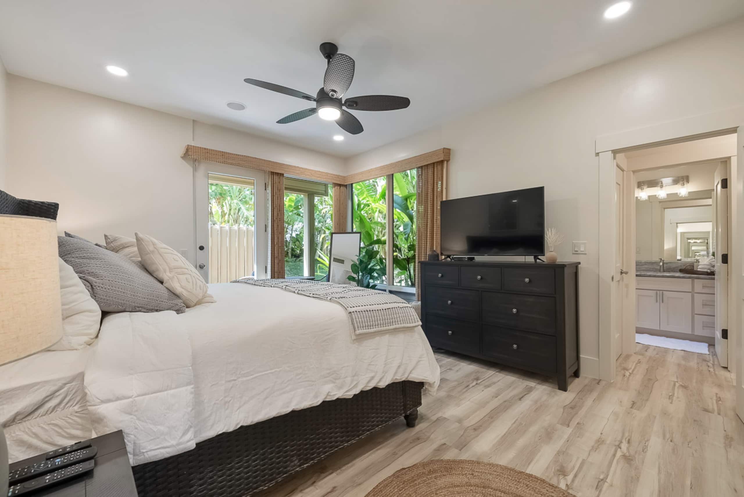 Condo in Lahaina · ★4.99 · 1 bedroom · 2 beds · 2 baths - Image 18