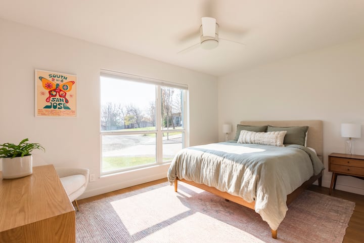 غرفة نوم رئيسية بحمام داخلي وخزانة ملابس