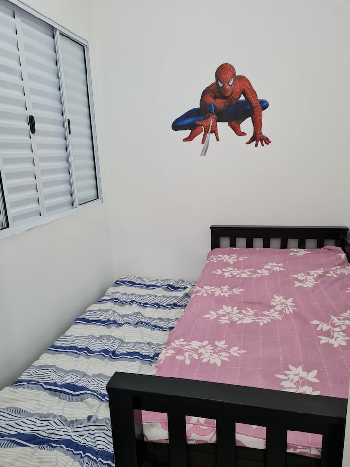 "غرفة نوم 02" تحتوي  على سرير ثنائي قابل للسحب ورف أمتعة. 