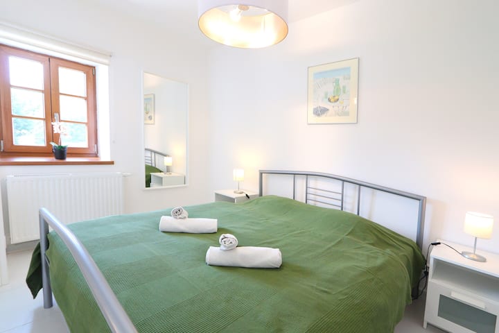 Ložnice s manželskou postelí v přízemí