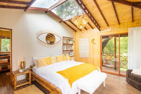 Adorable Treehouse.
1 bedroom, kitchen, bathroom and fireplace