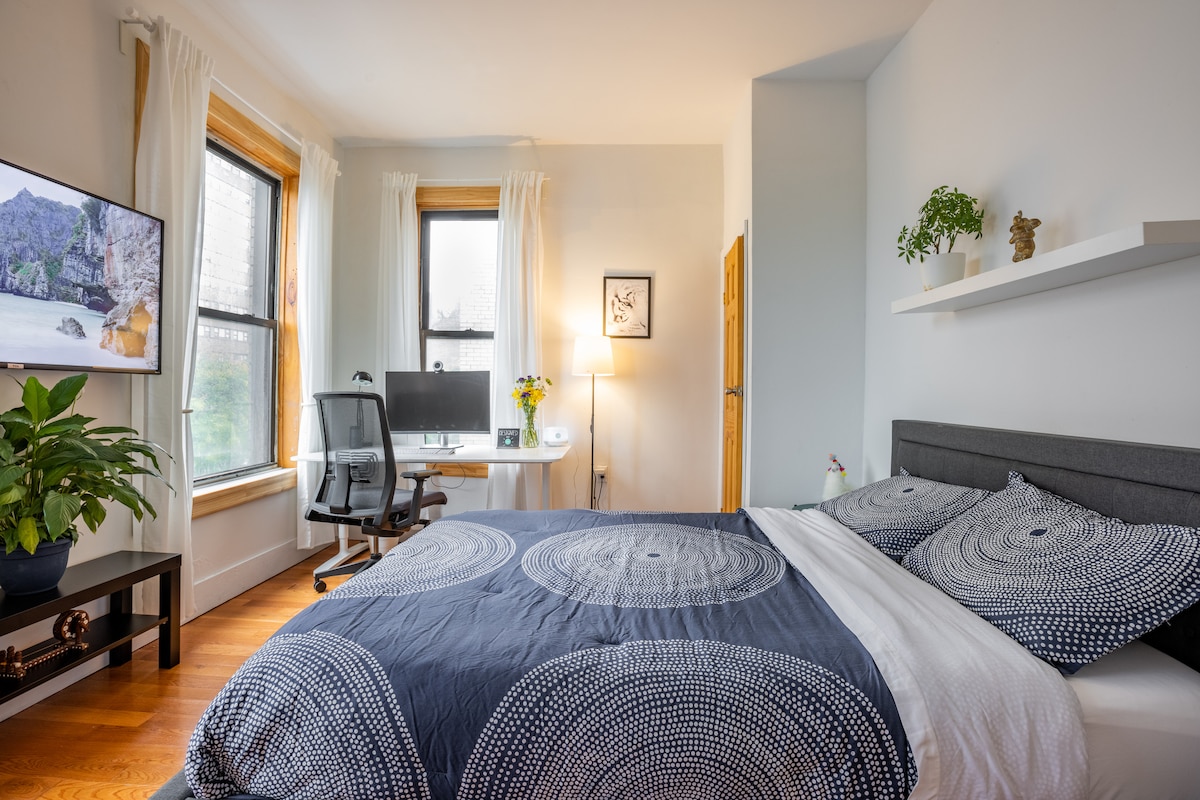 TV inteligente de 50 pulgadas a la altura de visión perfecta. (El monitor no está incluido, pero se puede alquilar por una tarifa adicional)