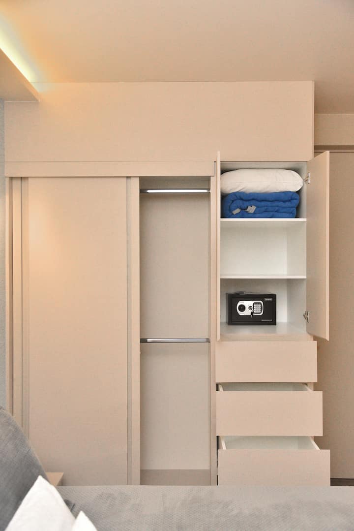 带额外沙发床、被罩和保险箱的衣柜