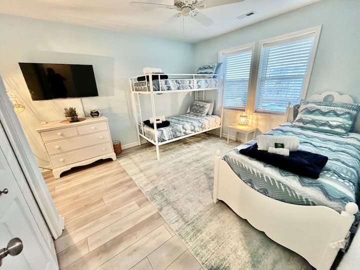 Habitación con literas en la planta superior con cama nido (el colchón adicional para poner en el piso está en el armario)