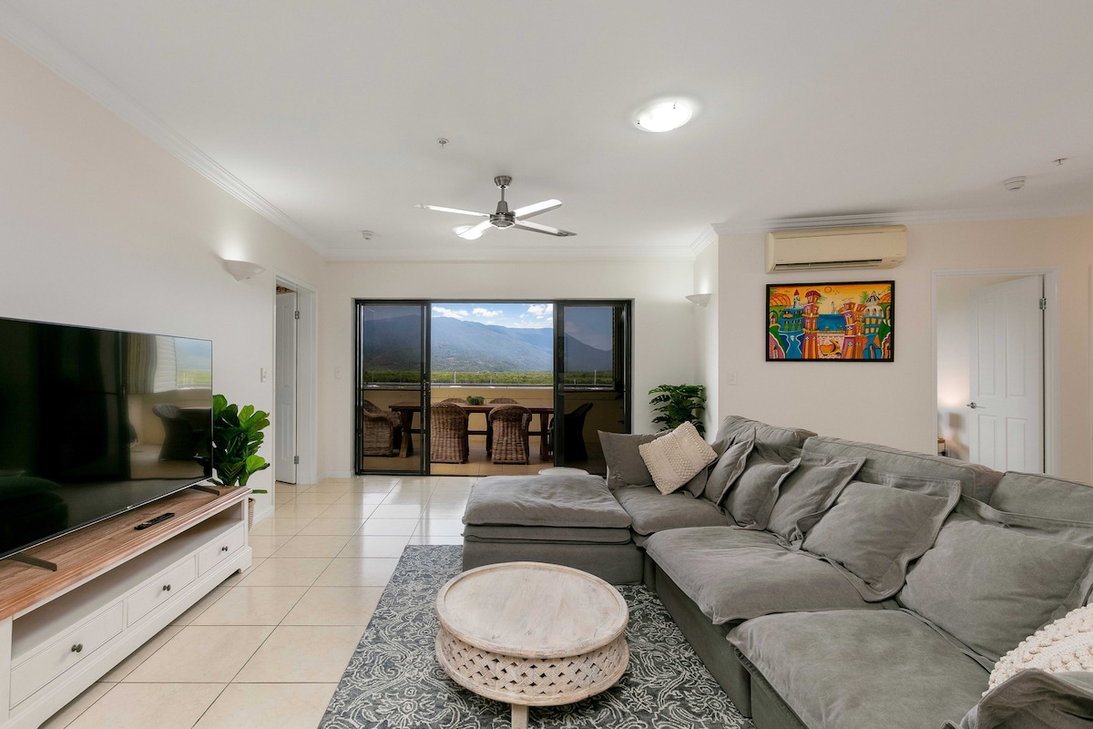 Top Airbnb: 3 Bedroom Apartment with Panoramic Water Views in Cairns City