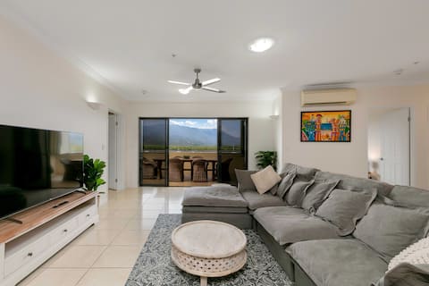 Top Airbnb: 3 Bedroom Apartment with Panoramic Water Views in Cairns City