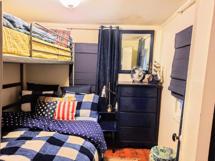 Ikatlong silid - tulugan na may full - sized na higaan at bunk. 