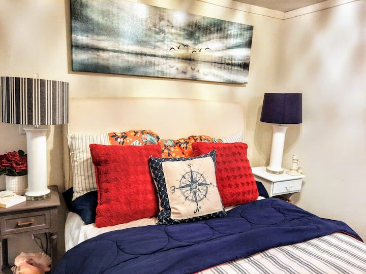 Unang silid - tulugan na may nakakabit na kumpletong banyo