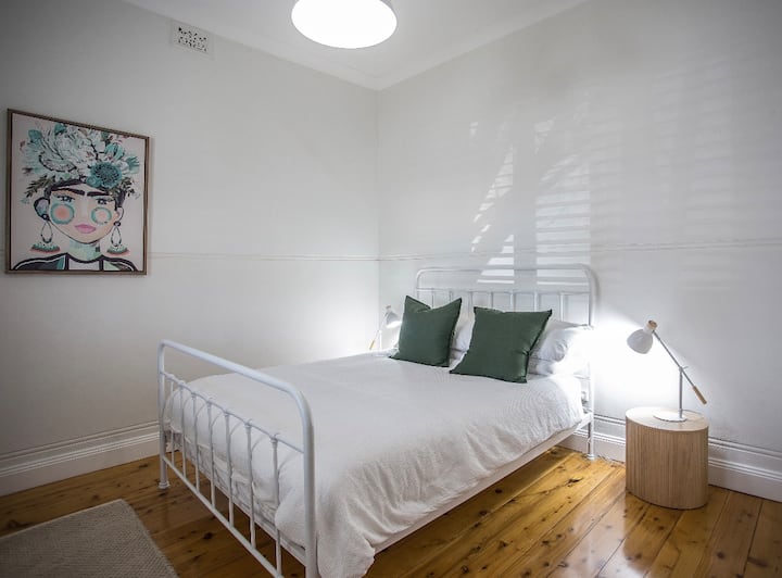 Vyumba vikubwa vya kulala vyenye mwanga mwingi na chumba.