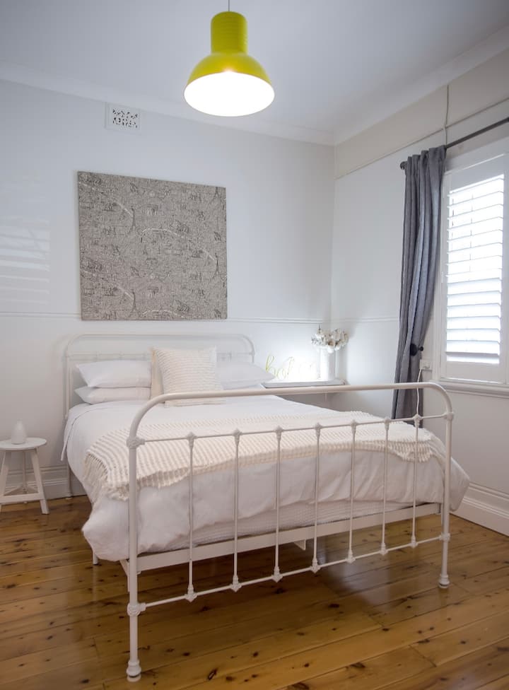 Chumba cha 2 cha kulala, mbao za awali za sakafu zilizo na kitanda aina ya queen.