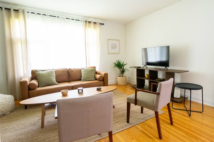 Central 3-Bedroom Mid-Century Modern Bungalow gallery image 2