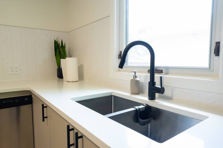 Central 3-Bedroom Mid-Century Modern Bungalow gallery image 4