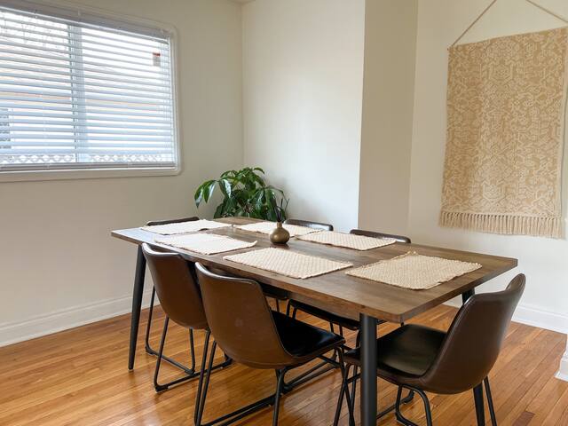 Central 3-Bedroom Mid-Century Modern Bungalow gallery image 3