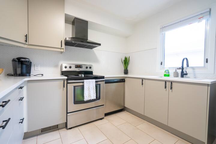 Central 3-Bedroom Mid-Century Modern Bungalow gallery image 5