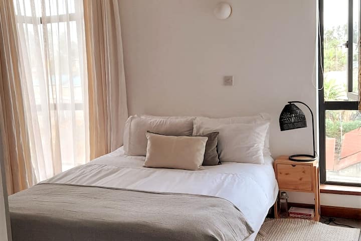 Chumba cha kulala cha kiwango cha juu kilicho na kitanda cha aina ya Queen