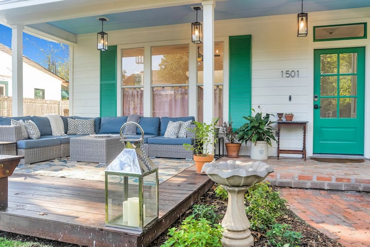 Luxe Spa Guesthouse-walk Downtown! gallery image 2