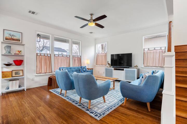 Luxe Spa Guesthouse-walk Downtown! gallery image 3