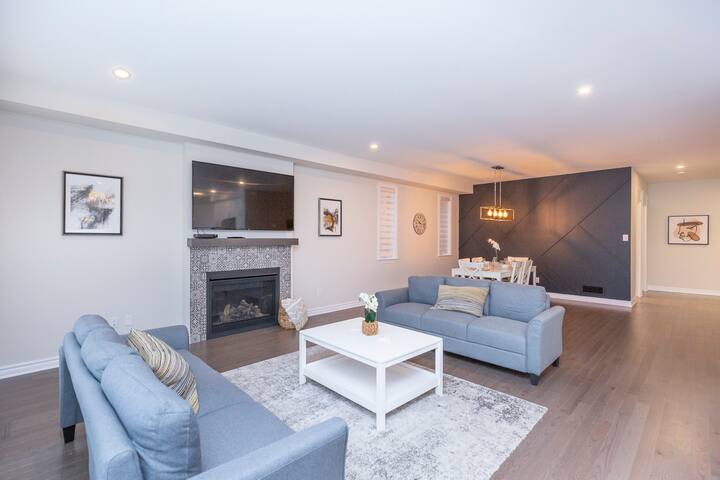 Elegant 3 story home near DT & Airport gallery image 2