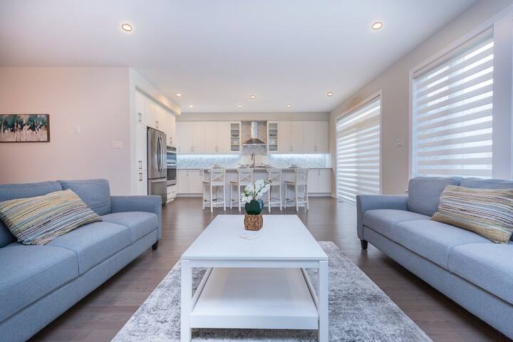 Elegant 3 story home near DT & Airport gallery image 3