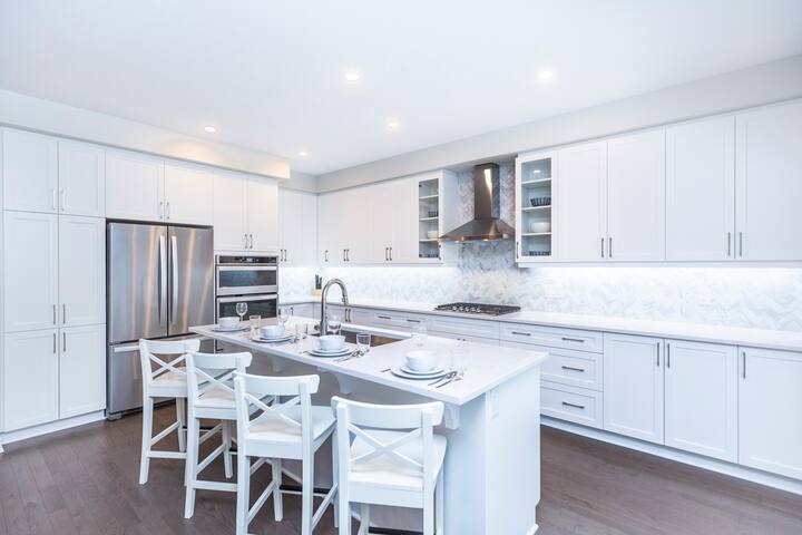 Elegant 3 story home near DT & Airport gallery image 4