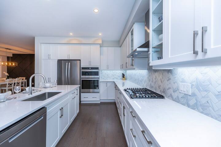 Elegant 3 story home near DT & Airport gallery image 5