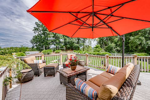 Ellie's Beautiful Spacious Pet Friendly River Home