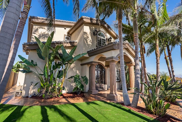 Elegant Mansion near Downtown SD with Jacuzzi