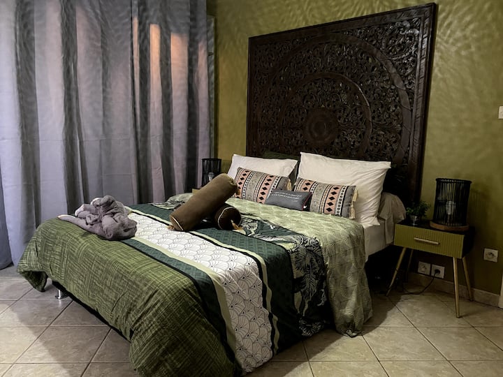 Chambre 2, spacieuse ,  literie de qualité, grand dressing, climatisation, soin de la déco