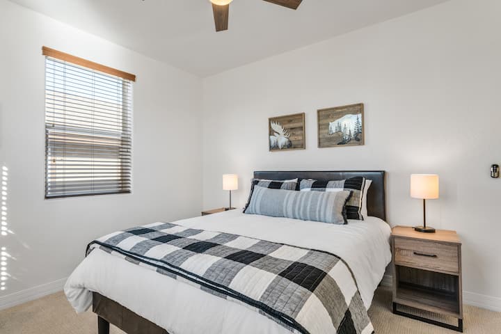 Საძინებელი 1/ Queen და სმარტ-ტელევიზორი