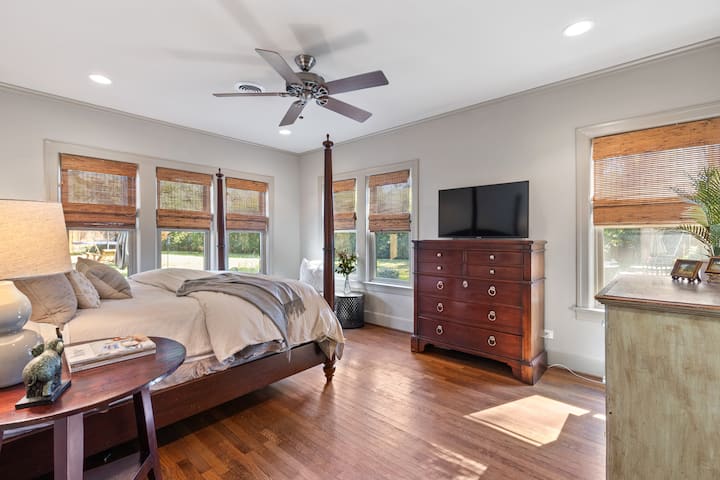 Основна спалня с суперголямо двойно легло