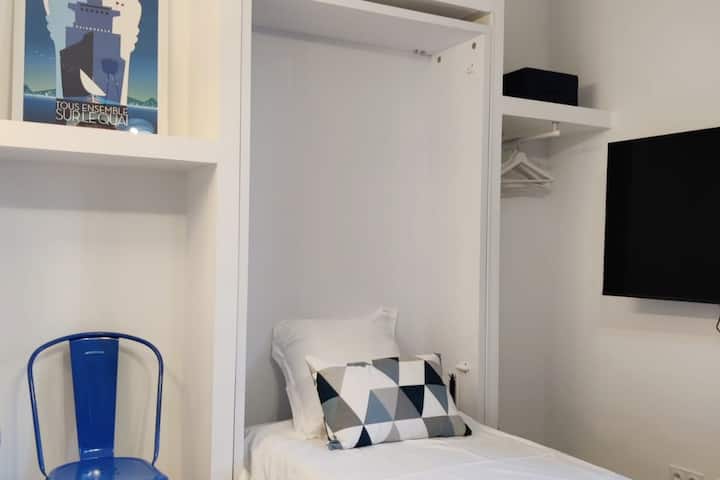 Допълнително легло: Вграден шкаф за легло. Първокласно спално бельо за 1 човек