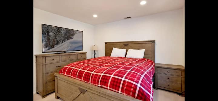 ห้องนอนชั้นล่าง