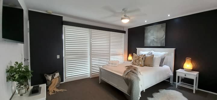 Hoofdslaapkamer met balkon met zwembad en uitzicht op de oceaan