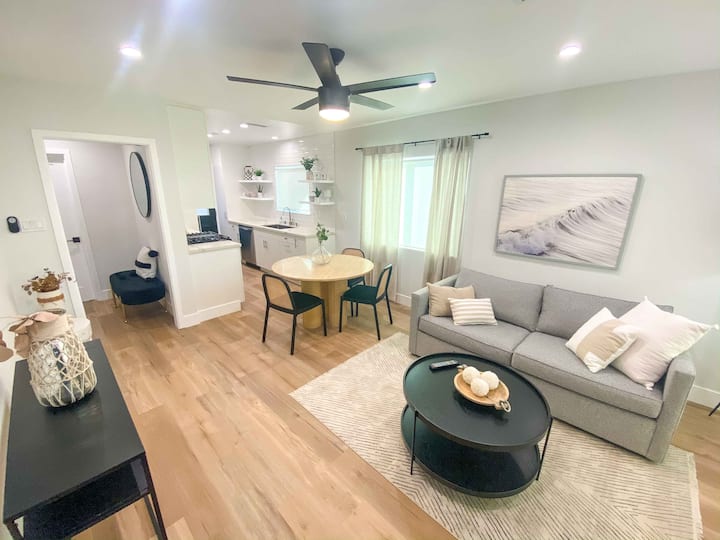 1 Bed French Modern Gated Patio With Lights - 버뱅크
