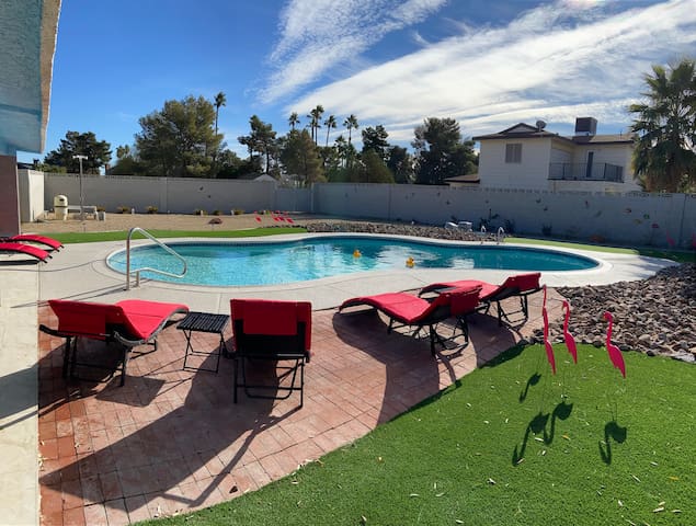 NEWLY REMODELED HUGE COZY HOME! CLOSE TO STRIP!