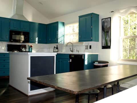 Spacious, furnished eco-friendly home near airport