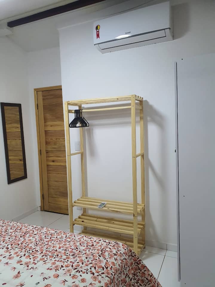 CAMERA DA LETTO 2, LETTO QUEEN-SIZE CON ARIA CONDIZIONATA + APPENDIABITI + SPECCHIO E TAVOLINI