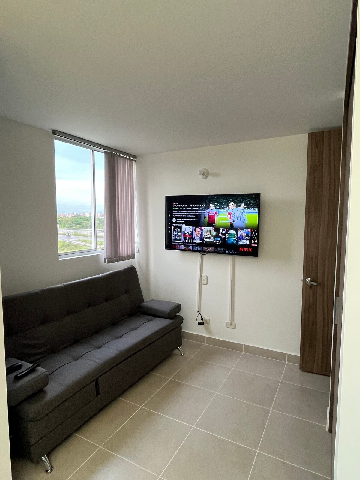 סטודיו לטלוויזיה עם ספה זוגית